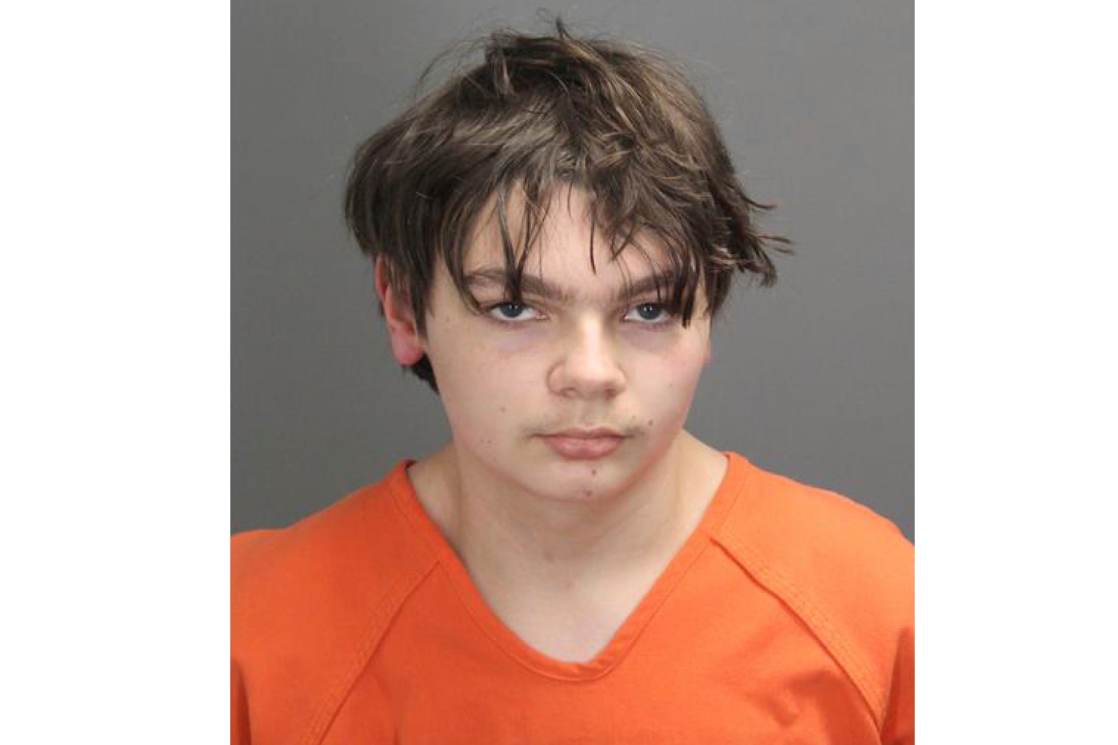 Ethan Crumbley, de 15 años, acusado como adulto de asesinato y terrorismo por el tiroteo que causó la muerte de sus compañeros e hirió a otros en la secundaria Oxford, en Oxford, Michigan
