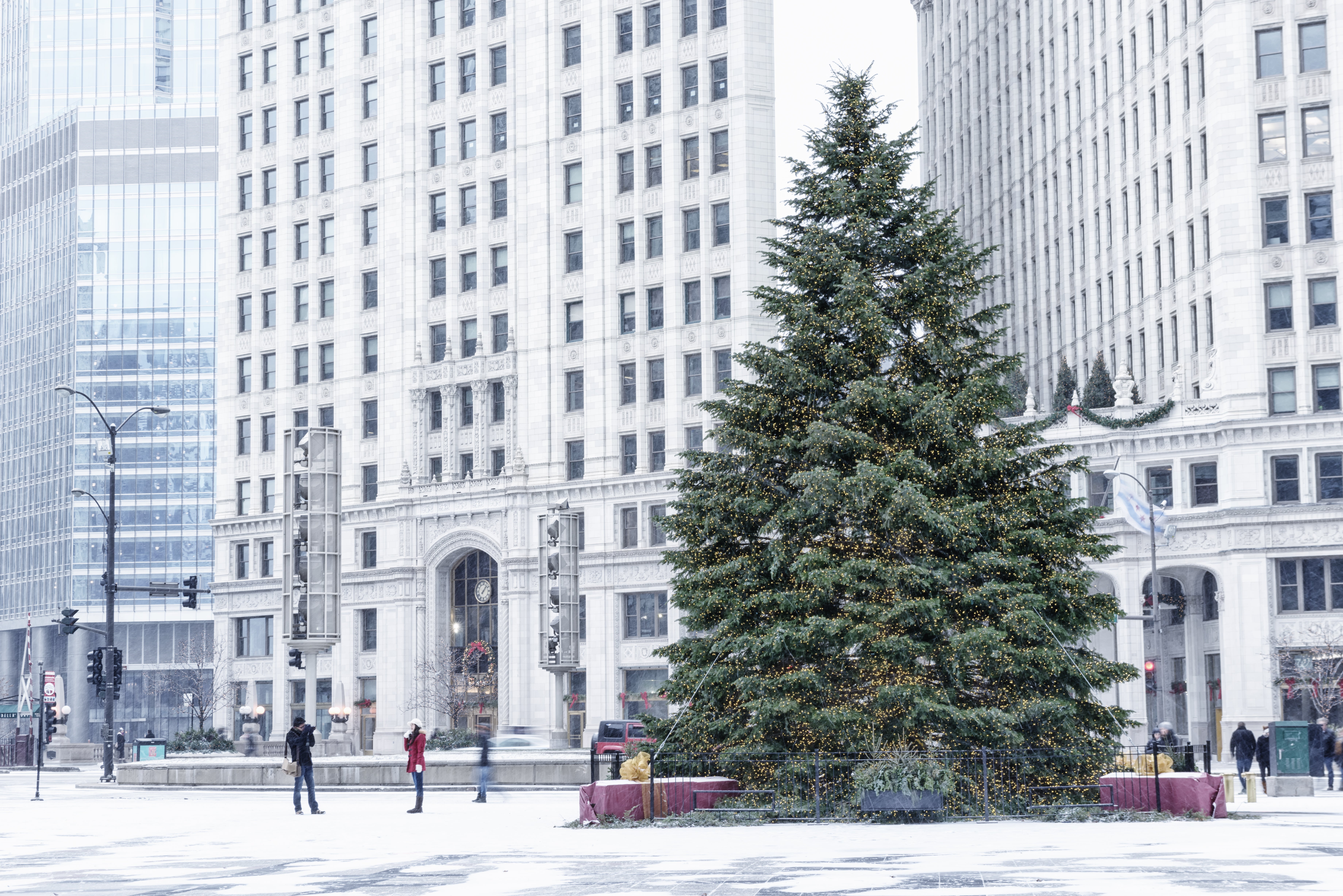 Chicago “de verdad alza a la Navidad a lo grande en formas interesantes para la cinematografía” dijo el guionista y profesor de Columbia College a The Independent