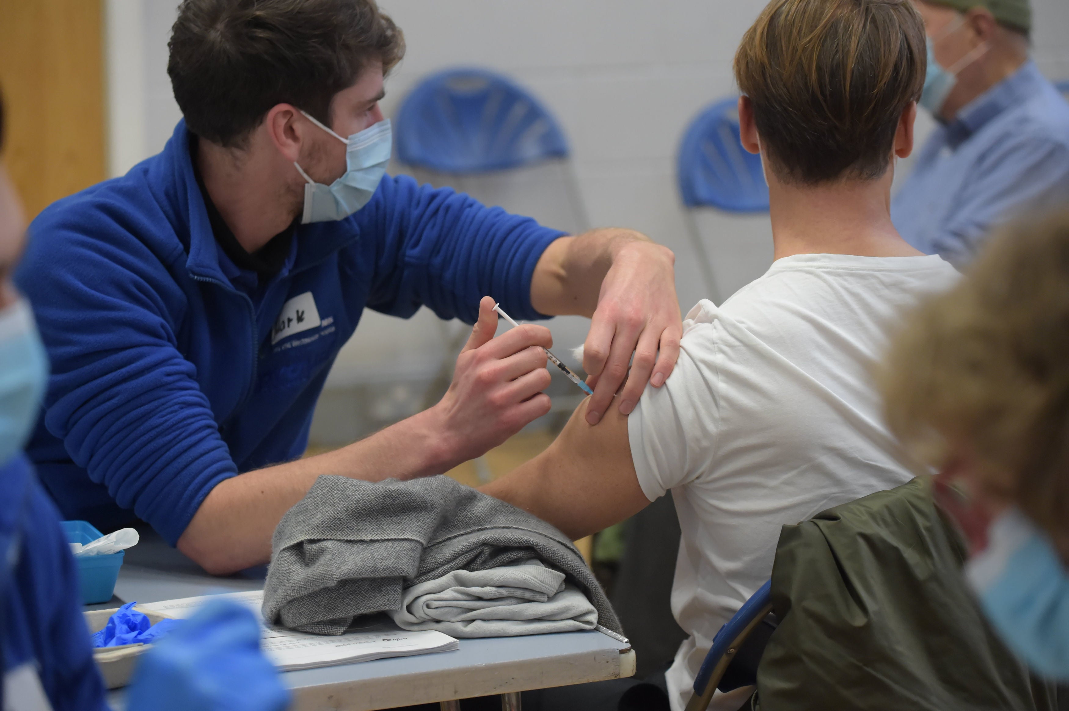 Ómicron: lo que sabemos sobre cómo responde la variante a las vacunas de Pfizer, AstraZeneca y Moderna