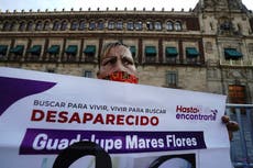 México: Familias de desaparecidos llevan "fosas" ante AMLO