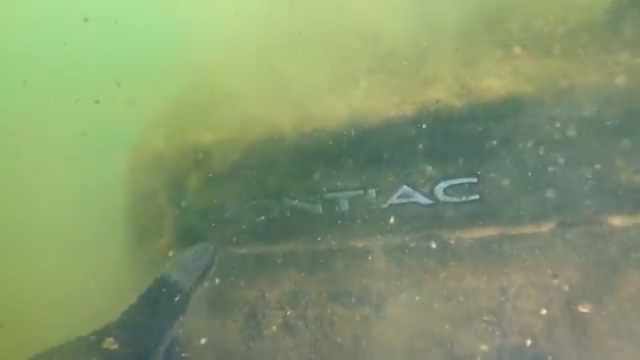 Sides capturó el momento bajo el agua en que descubrió el Pontiac donde se vio por última vez a los adolescentes de Tennessee hace 21 años