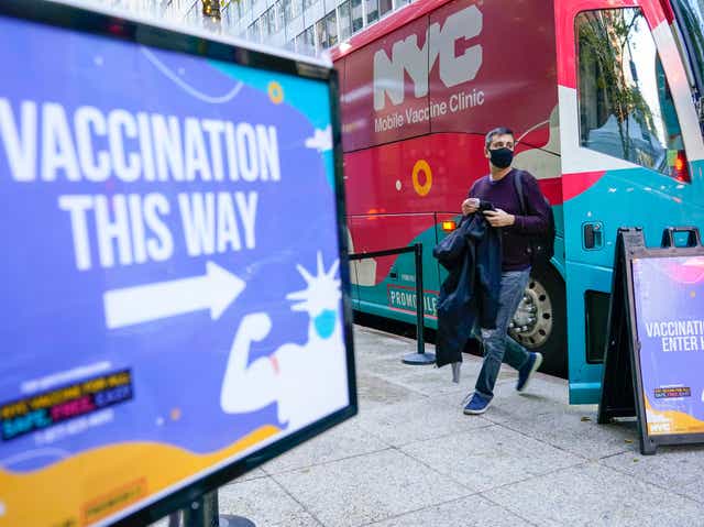 Un centro de vacunación móvil en la ciudad de Nueva York