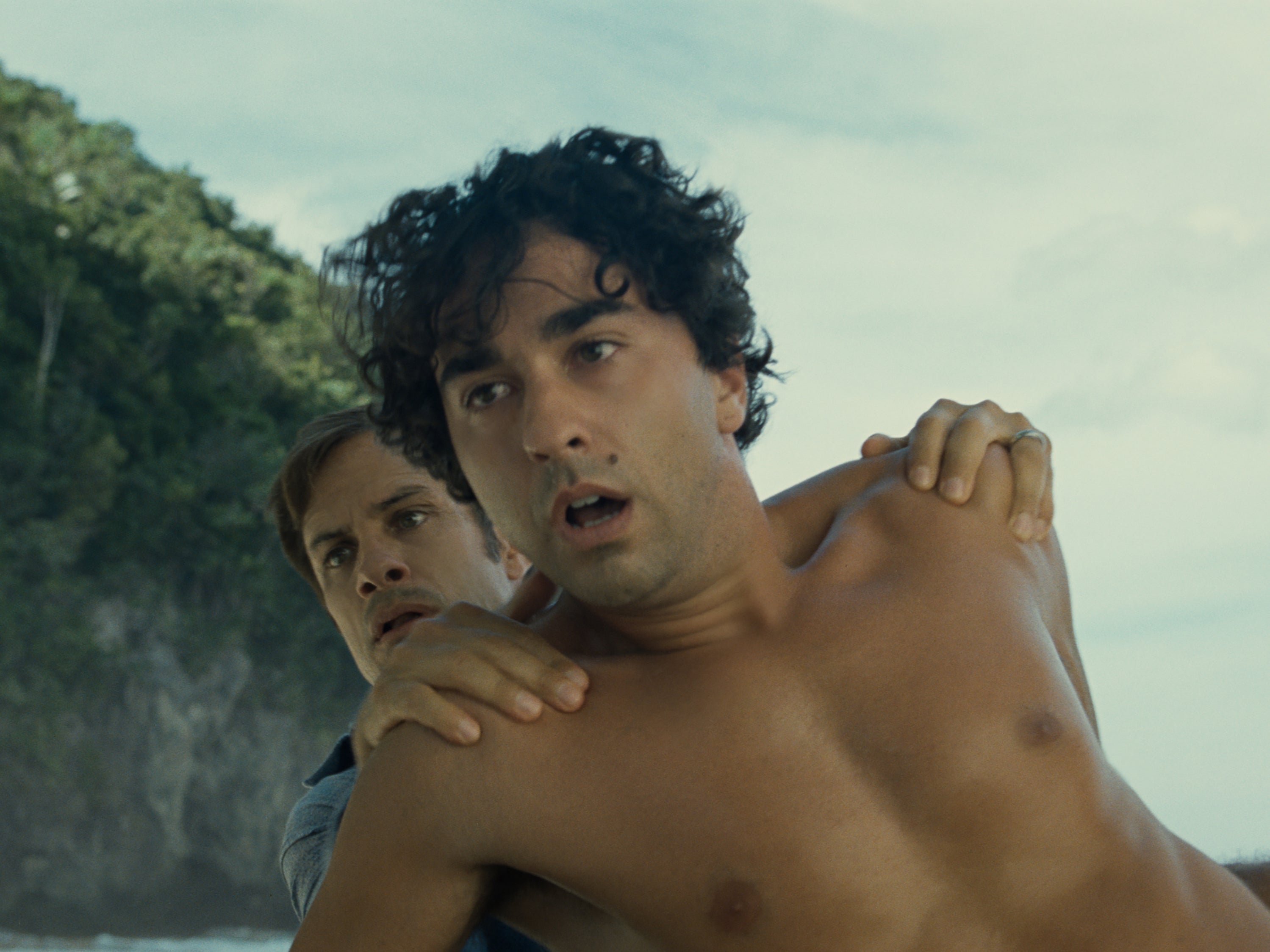 No se trata de un día normal en la playa: Guy (Gael Garcia Bernal) y Trent (Alex Wolff) en ‘Old’