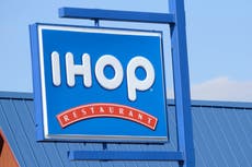 Piden boicot a IHOP debido a letrero que culpa a Joe Biden por la lentitud del servicio
