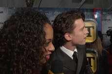 Fans elogian a Tom Holland por interrumpir su entrevista para ver llegar a Zendaya a la alfombra roja