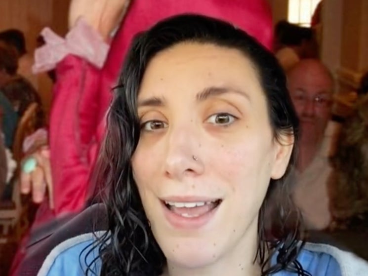 Actriz de Disney World afirma que le prohibieron hablar español mientras actuaba el personaje