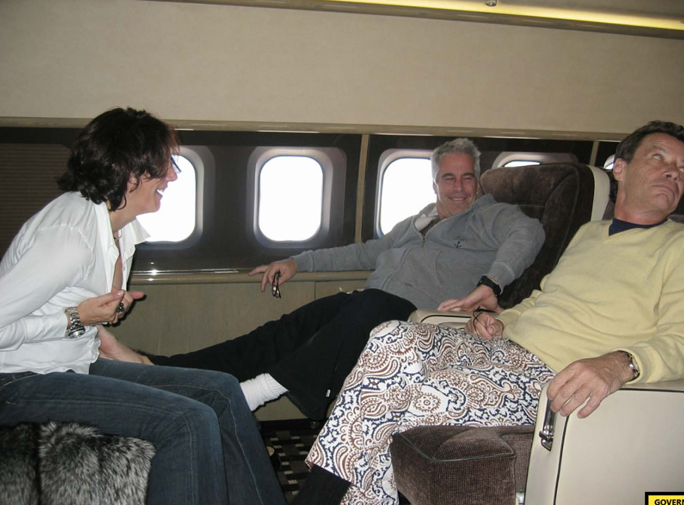 Brunel con Jeffrey Epstein y Ghislaine Maxwell en el jet privado del multimillonario