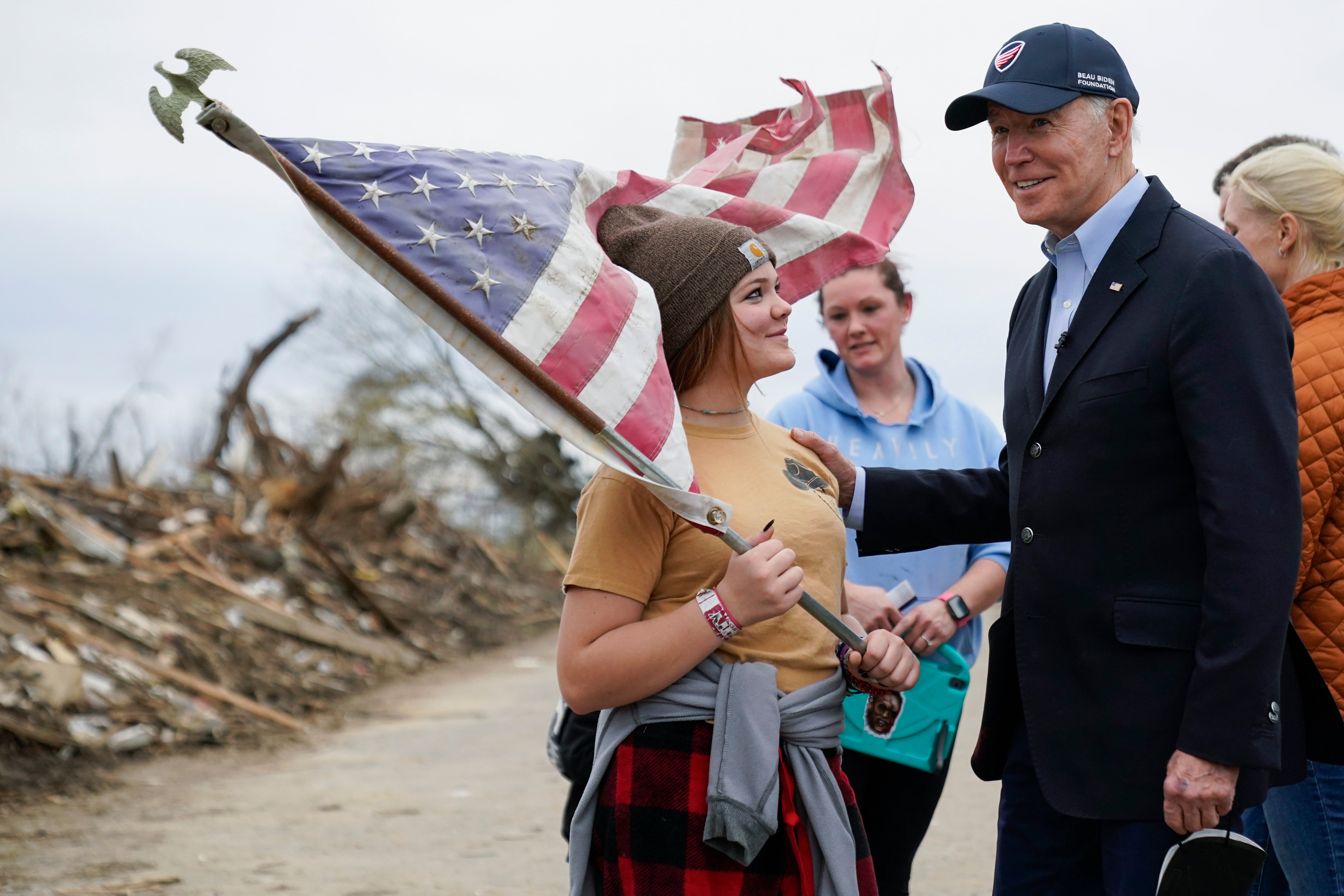 El presidente Joe Biden habla con Raylie Hall, de 12 años, mientras evalúa los daños de tornados y el clima extremo en Dawson Springs, Kentucky. Miércoles 15 de diciembre de 2021. (AP Photo/Andrew Harnik)
