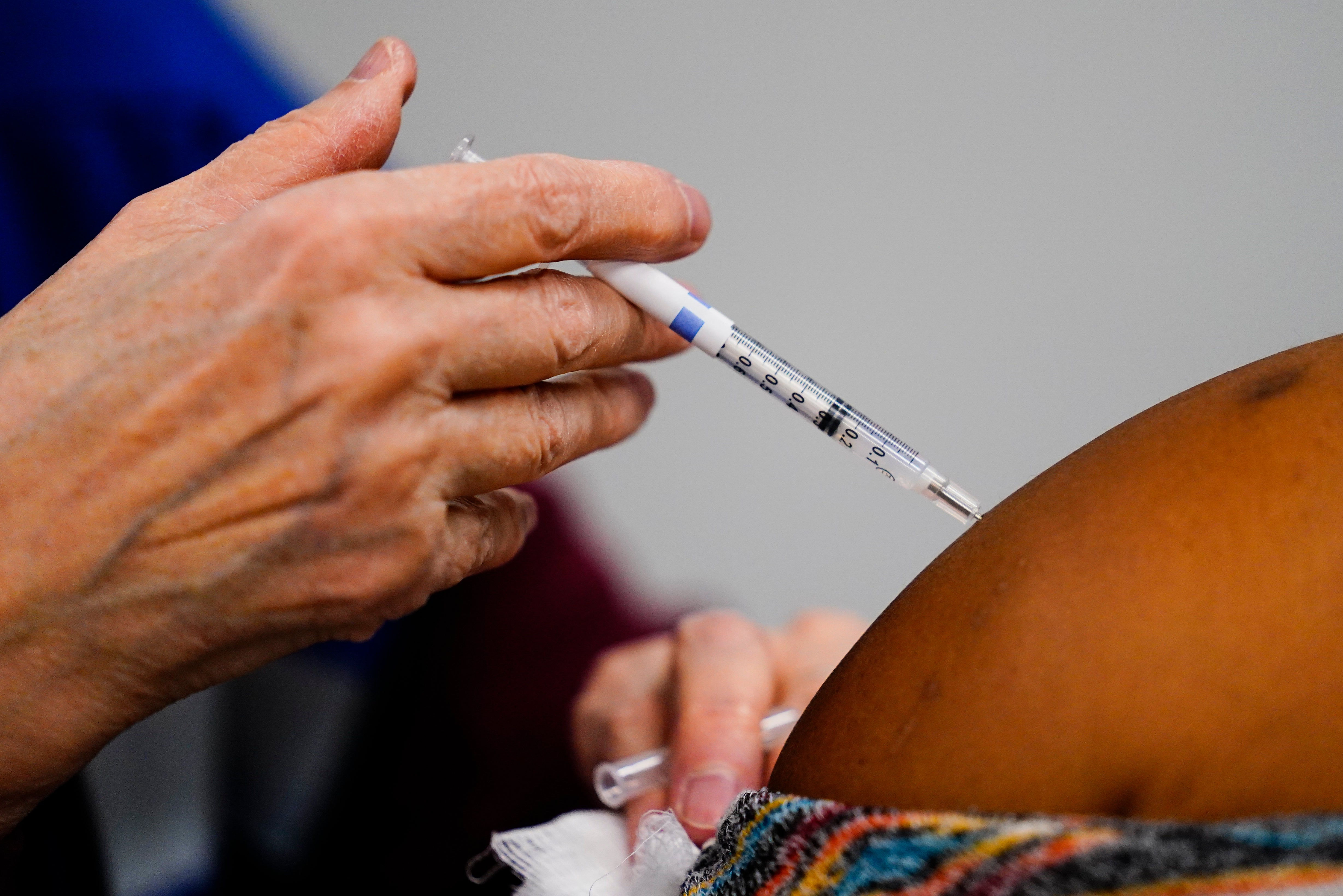 La Casa Blanca confía en las vacunas existentes para ayudar a combatir ómicron