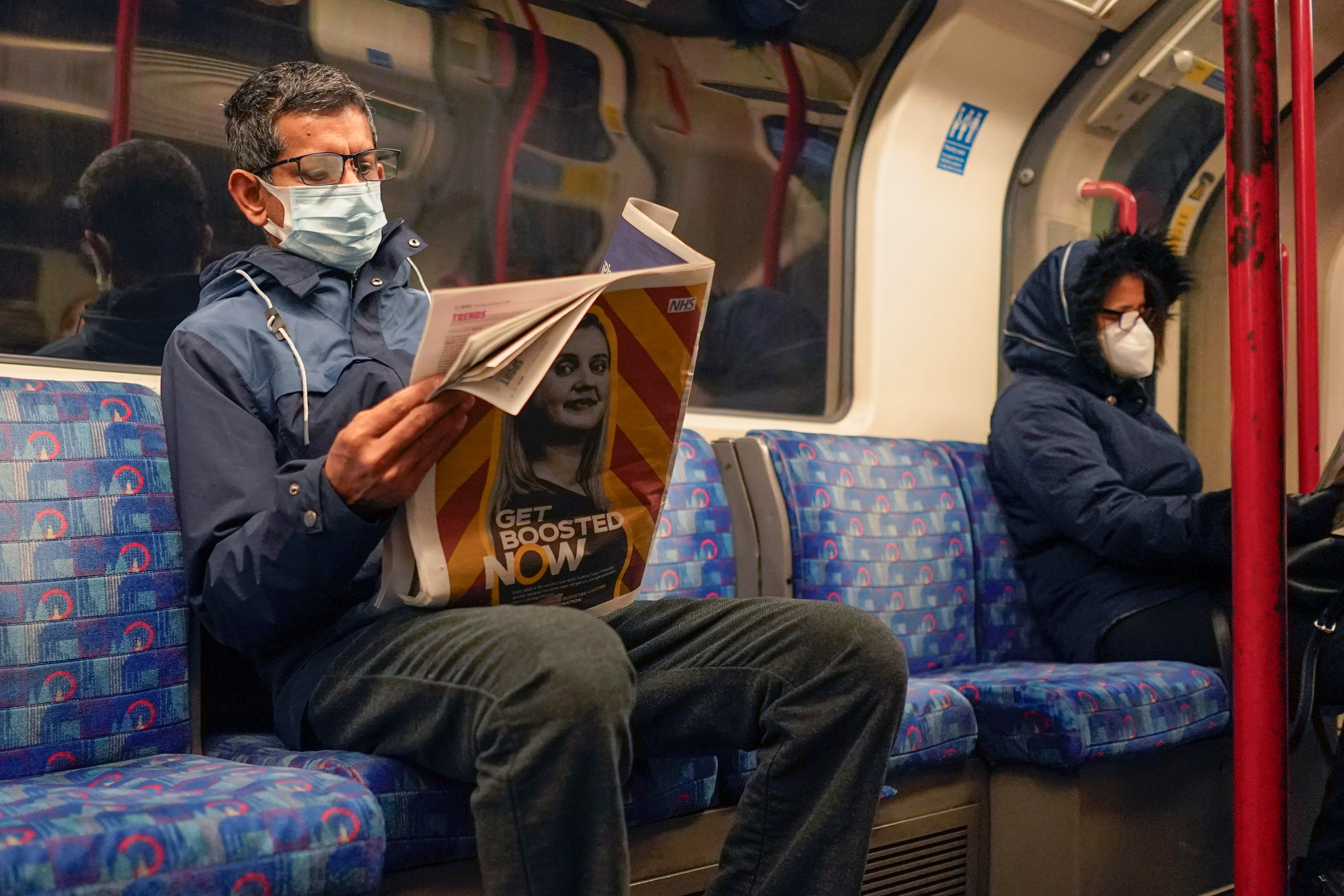 <p>Gente con mascarillas en el metro de Londres</p>