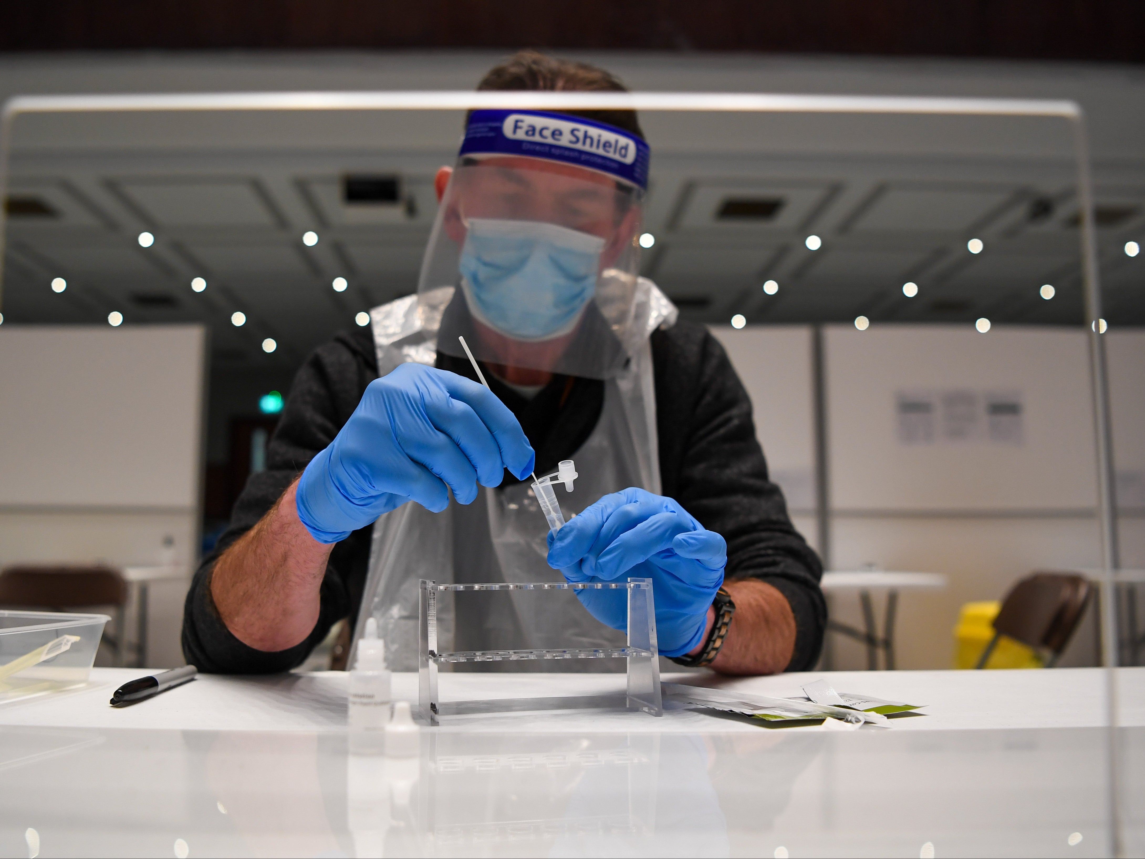 ‘Una prueba del día anterior no es suficiente’: ventajas y riesgos de pruebas covid caseras