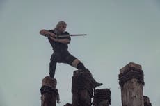 Henry Cavill vuelve a tomar la espada en “The Witcher”  