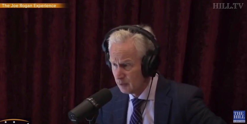 Joe Rogan recibió a médico conocido por promover afirmaciones desacreditadas acerca del covid-19 en su podcast