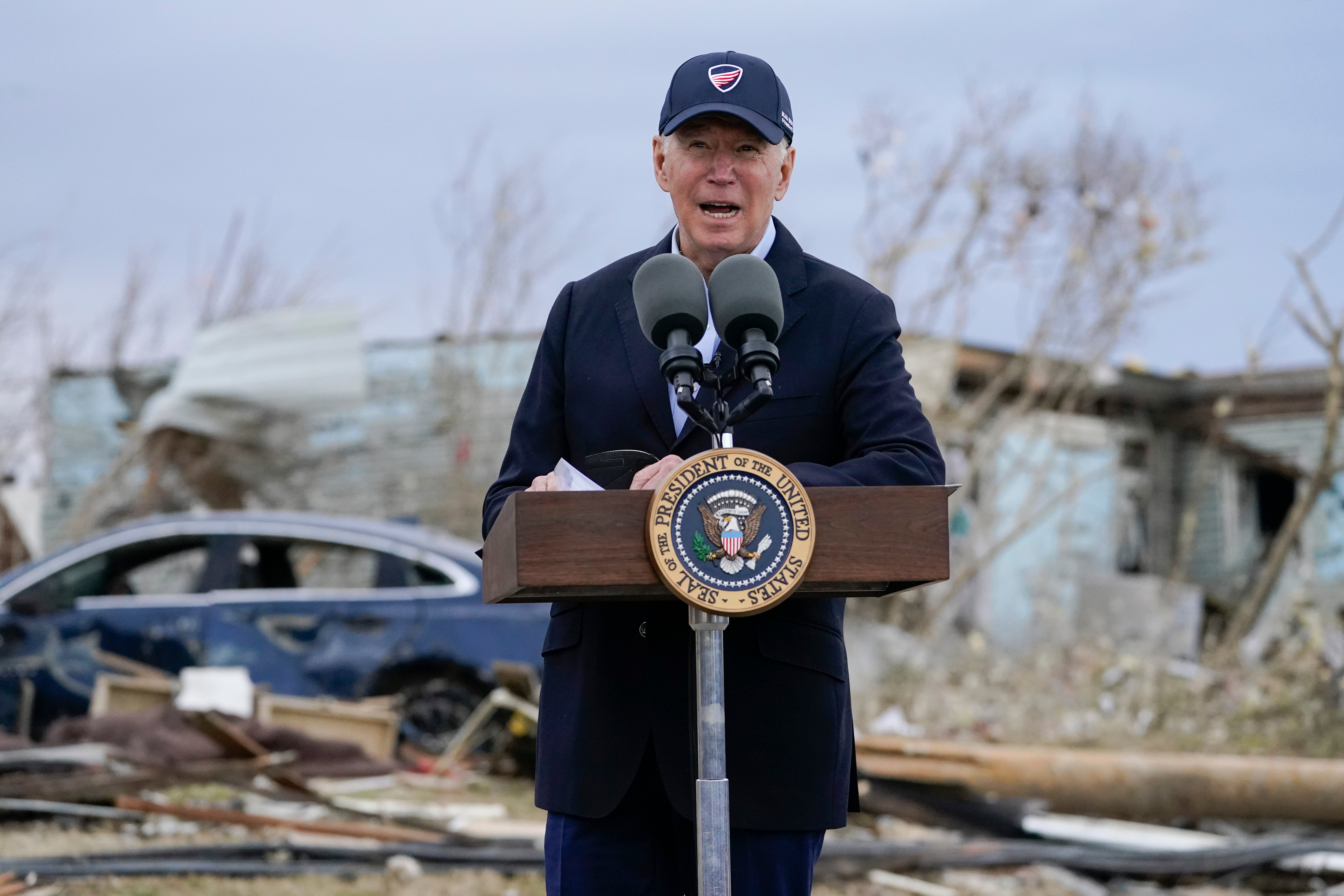 El presidente Joe Biden habla después de examinar los daños causados por las tormentas por tornados y el clima extremo en Dawson Springs, Kentucky., El miércoles 15 de diciembre de 2021 (AP Photo / Andrew Harnik)