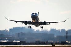 Ómicron duplica riesgo de covid-19 en aviones, advierte asesor médico