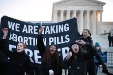 FDA permite acceso a píldora abortiva por correo, mientras Corte Suprema amenaza fallo histórico