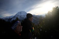 Afganos atraviesan la nieve alpina en su viaje a Europa