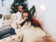 Novio cuenta que su pareja se molestó porque se negó a pagar los regalos de Navidad para la familia de ella