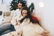 Novio cuenta que su pareja se molestó porque se negó a pagar los regalos de Navidad para la familia de ella