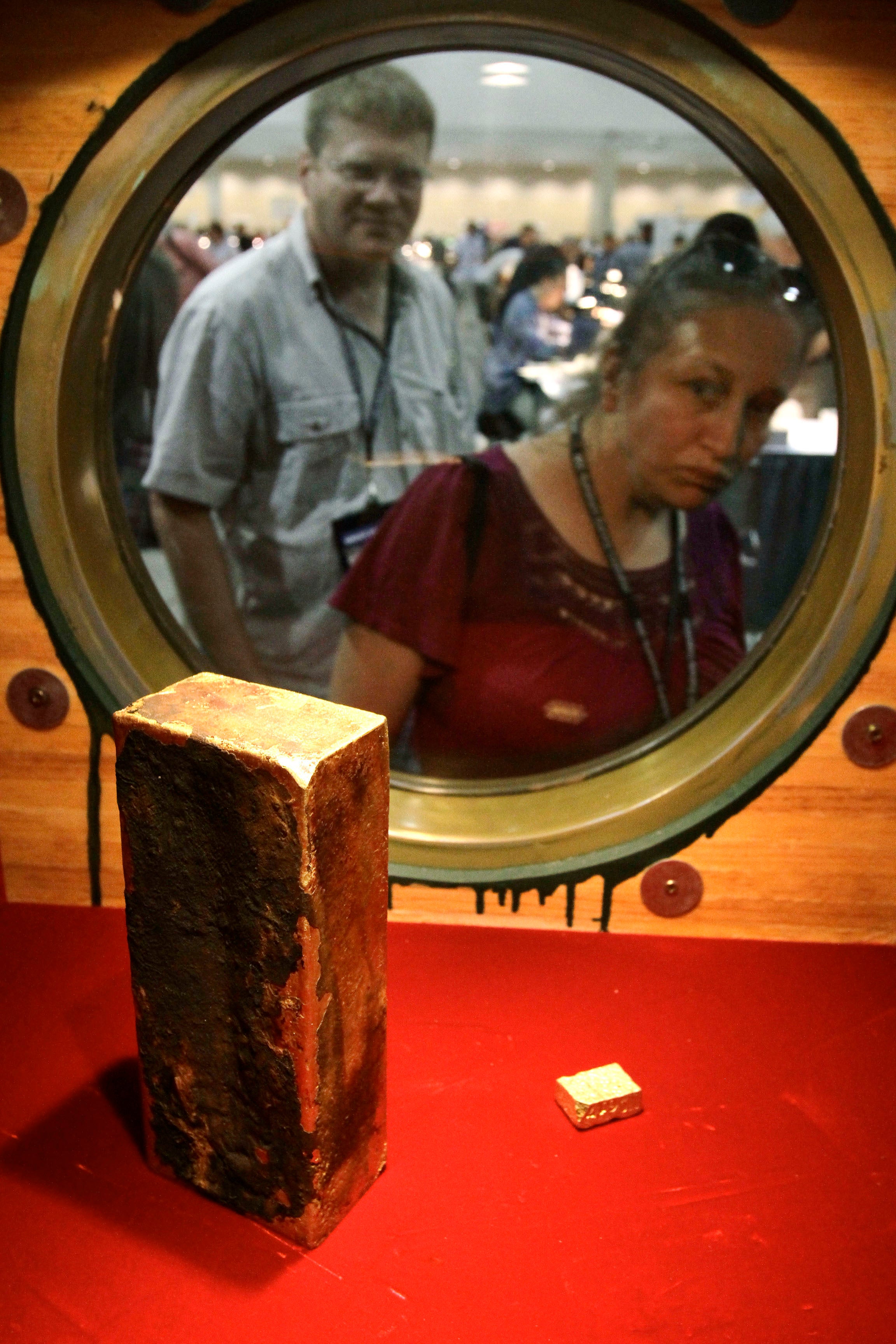 Un coleccionista de monedas observa en 2010 el oro recuperado del SS Central America por Thompson y su equipo