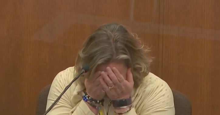 Kim Potter llora en el estrado mientras testifica en el juicio penal