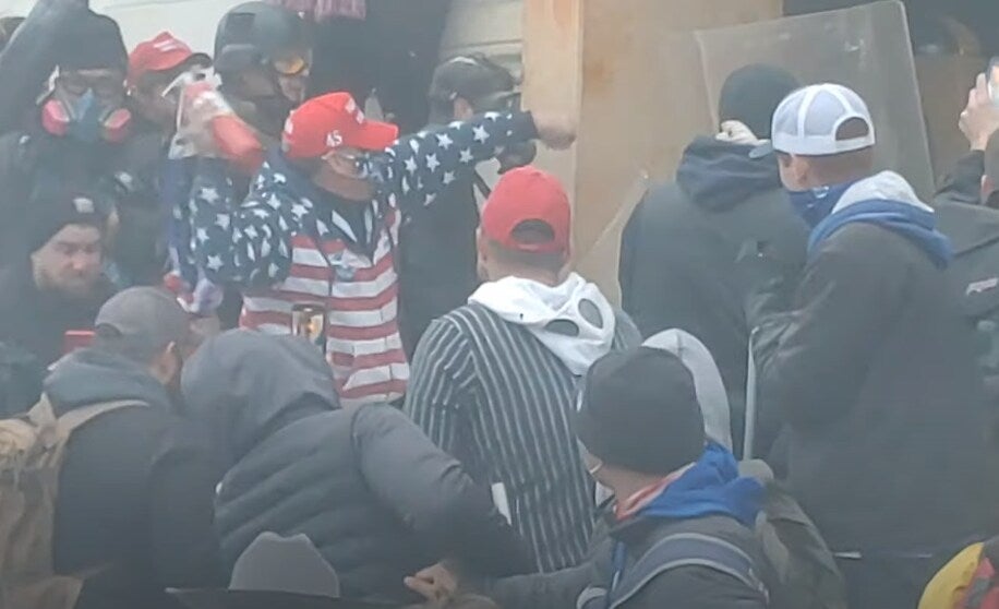 Agresor del Capitolio que arrojó extintor a policía recibe sentencia más dura hasta la fecha