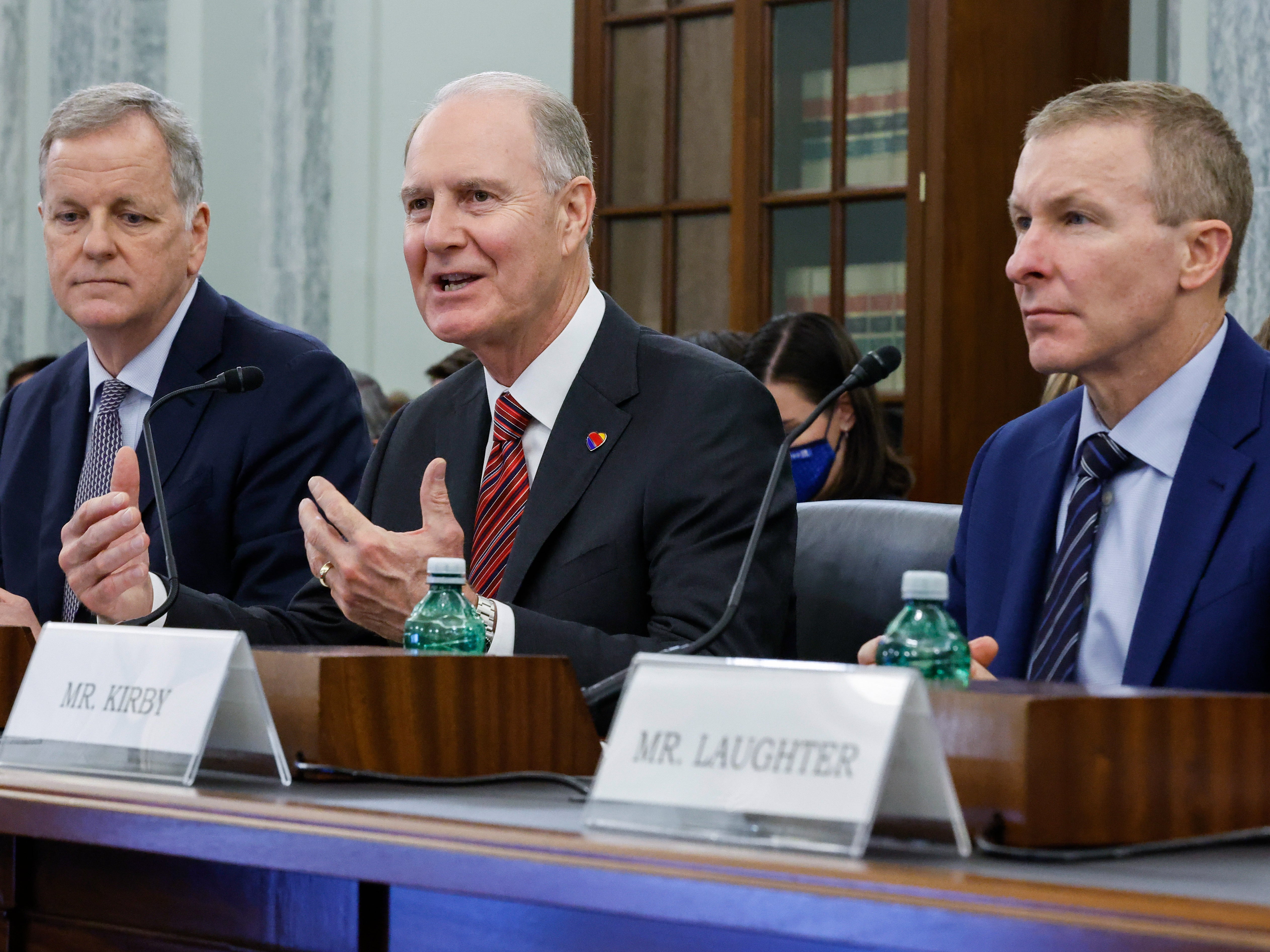 De izquierda a derecha, Doug Parker, Gary Kelly, y Scott Kirby testifican ante el Comité de Comercio del Senado