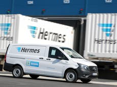 Personal de paquetería de Hermes es filmado mientras arroja paquetes contra la pared