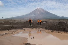Elevan nivel de alerta para volcán en isla de Indonesia