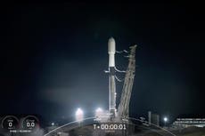 SpaceX lanza 52 satélites Starlink desde base en California