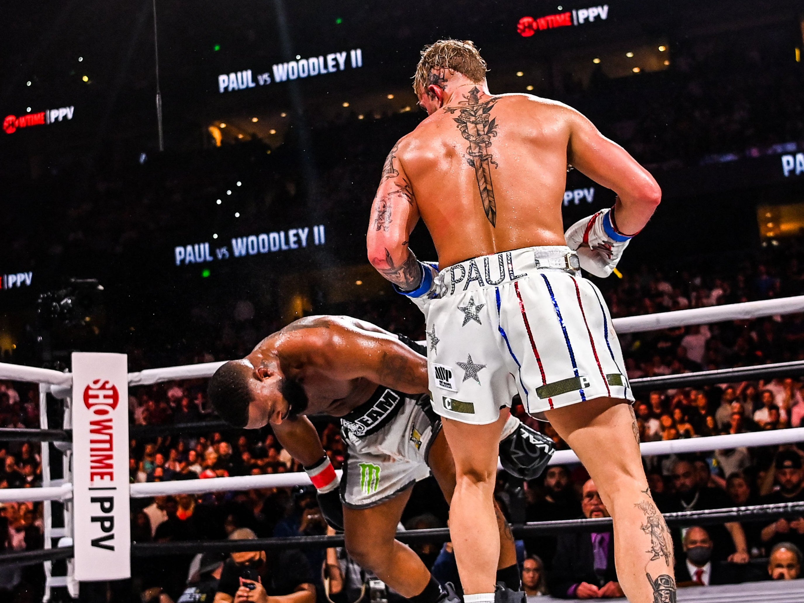 Jake Paul noquea a Tyron Woodley con un gran golpe en el sexto asalto