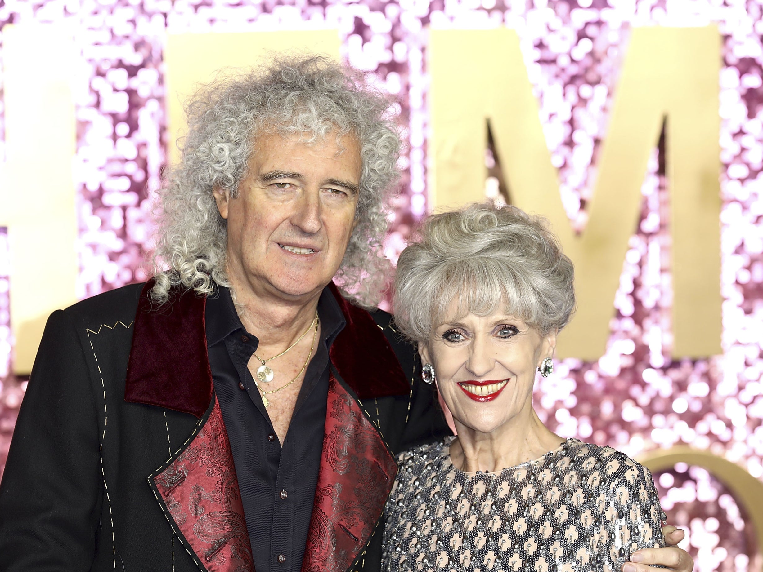 Brian May y Anita Dobson se contagiaron de covid-19 tras asistir a una reunión social