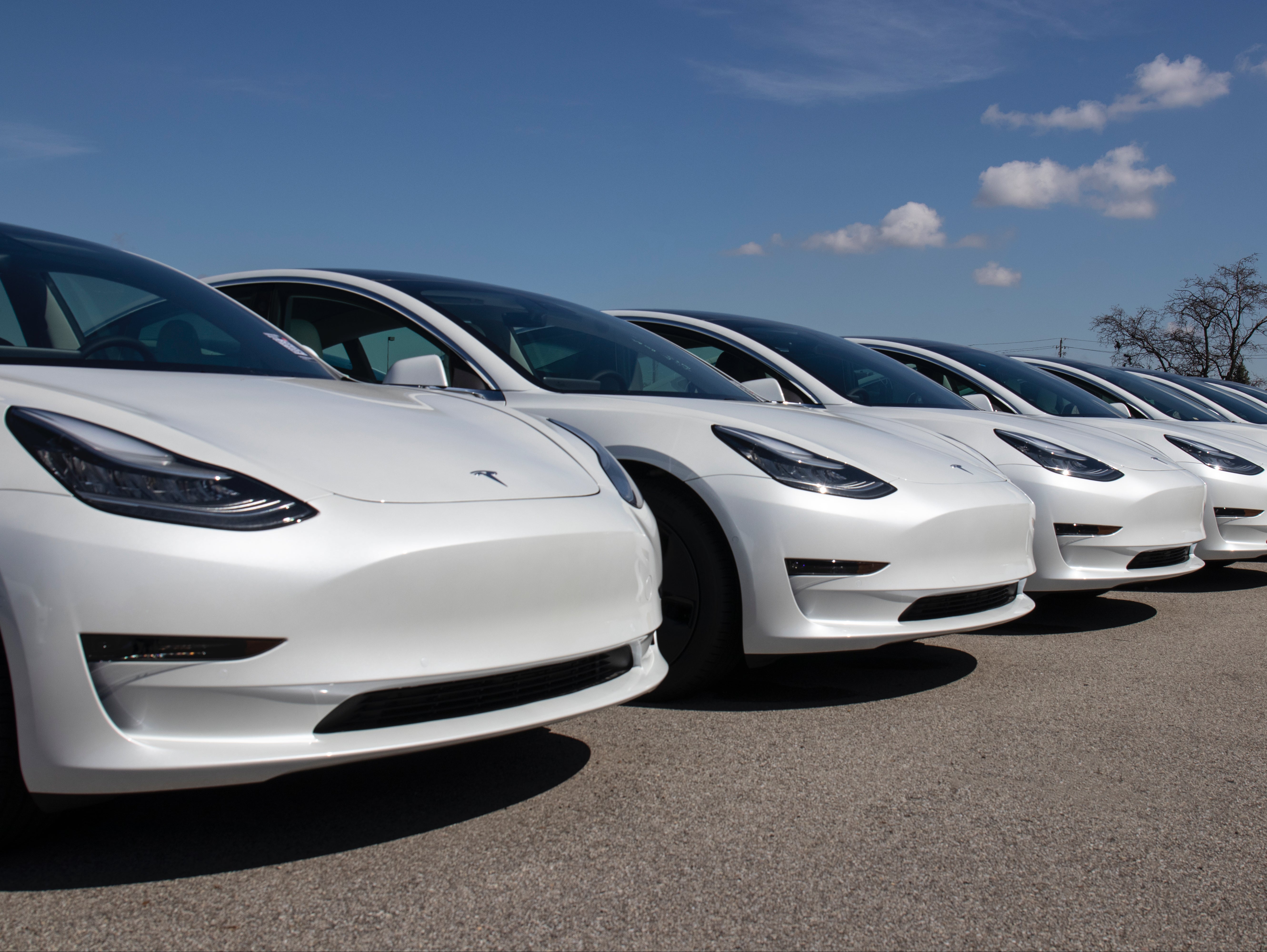 Mujer da a luz dentro de automóvil Tesla en piloto automático