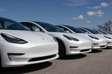 Mujer da a luz dentro de automóvil Tesla en piloto automático