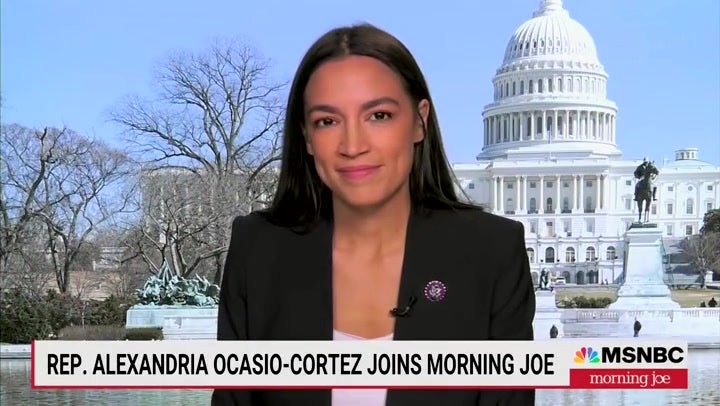 “Club de chicos viejos”: AOC critica al “privilegiado” senado después de que Manchin dice no a ‘Build Back Better’