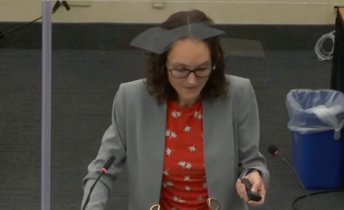 Juicio de Kim Potter: Fiscal dice que “portar una placa y un arma no es licencia para matar” en argumentos finales