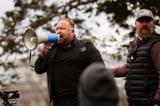 Comité de 6 de enero citará mensajes y correos de Alex Jones obtenidos en juicio por Sandy Hook, según informe