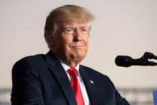 Trump revela que recibió refuerzo contra COVID; es abucheado