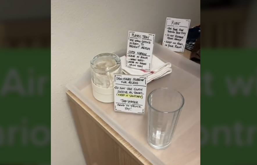 “Mantener colgado en la habitación”: instrucciones sobre batas, bandejas y vasos de agua