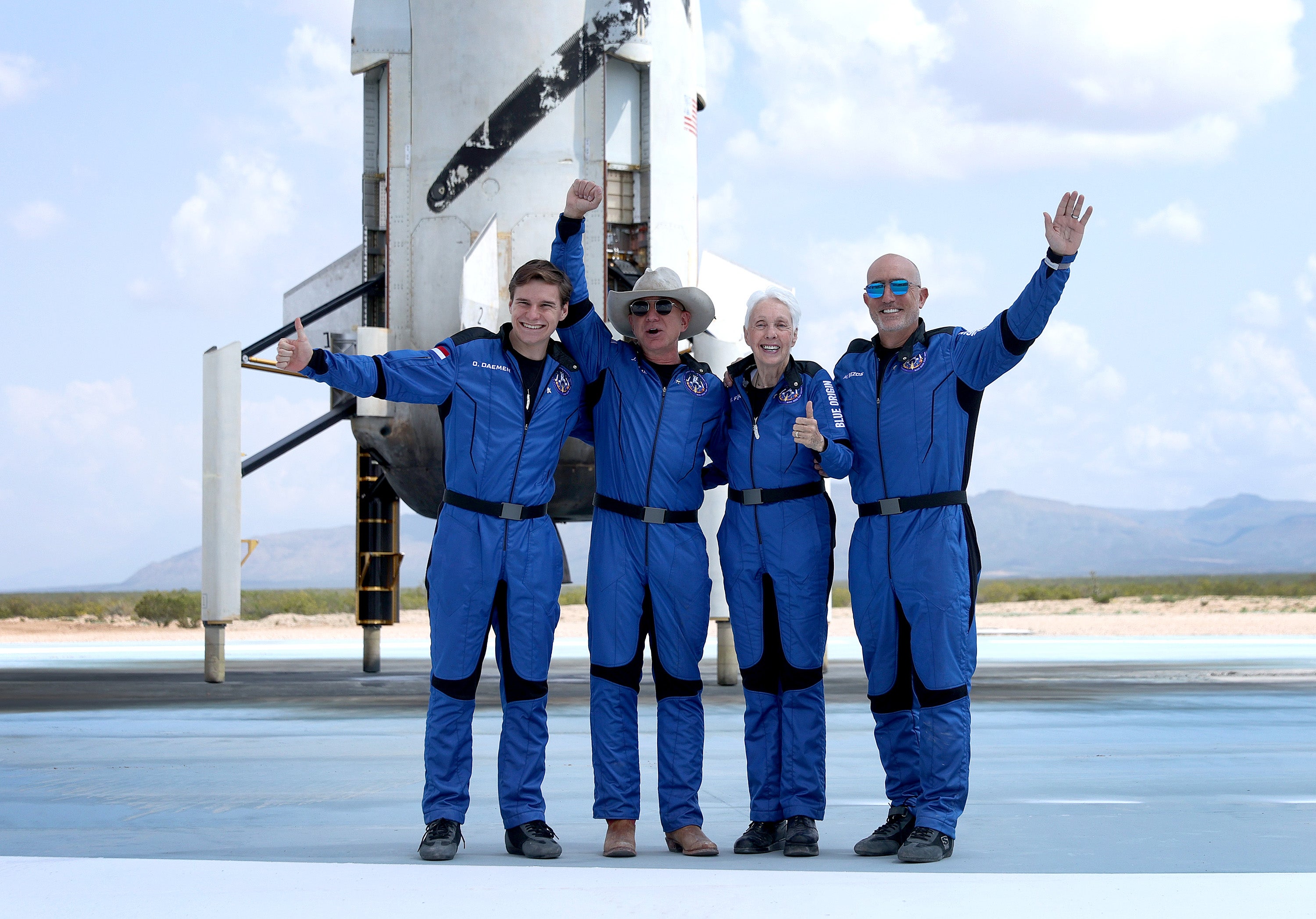 Oliver Daemen, Jeff Bezos, Wally Funk y Mark Bezos fotografiados después de volar al espacio en la nave New Shepard de Blue Origin