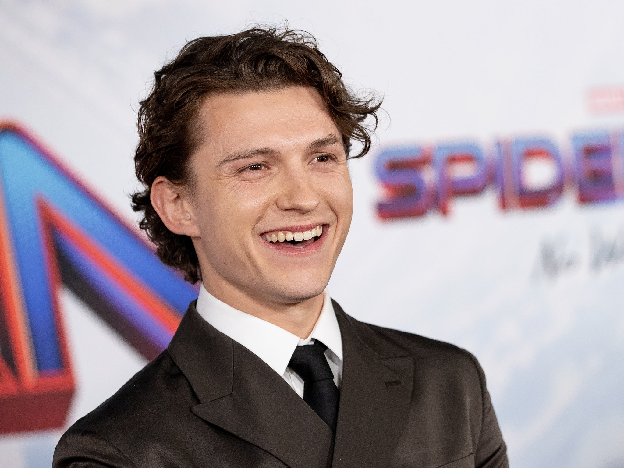 Tom Holland invita a niño que salvó a su hermana de ataque de perro al set de “Spider-Man”