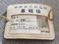 Mujer encuentra “identificación de prisionero chino” cosida en el forro de un abrigo