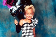 Director de la docuserie sobre JonBenét Ramsey admite que cayó en la trampa mediática