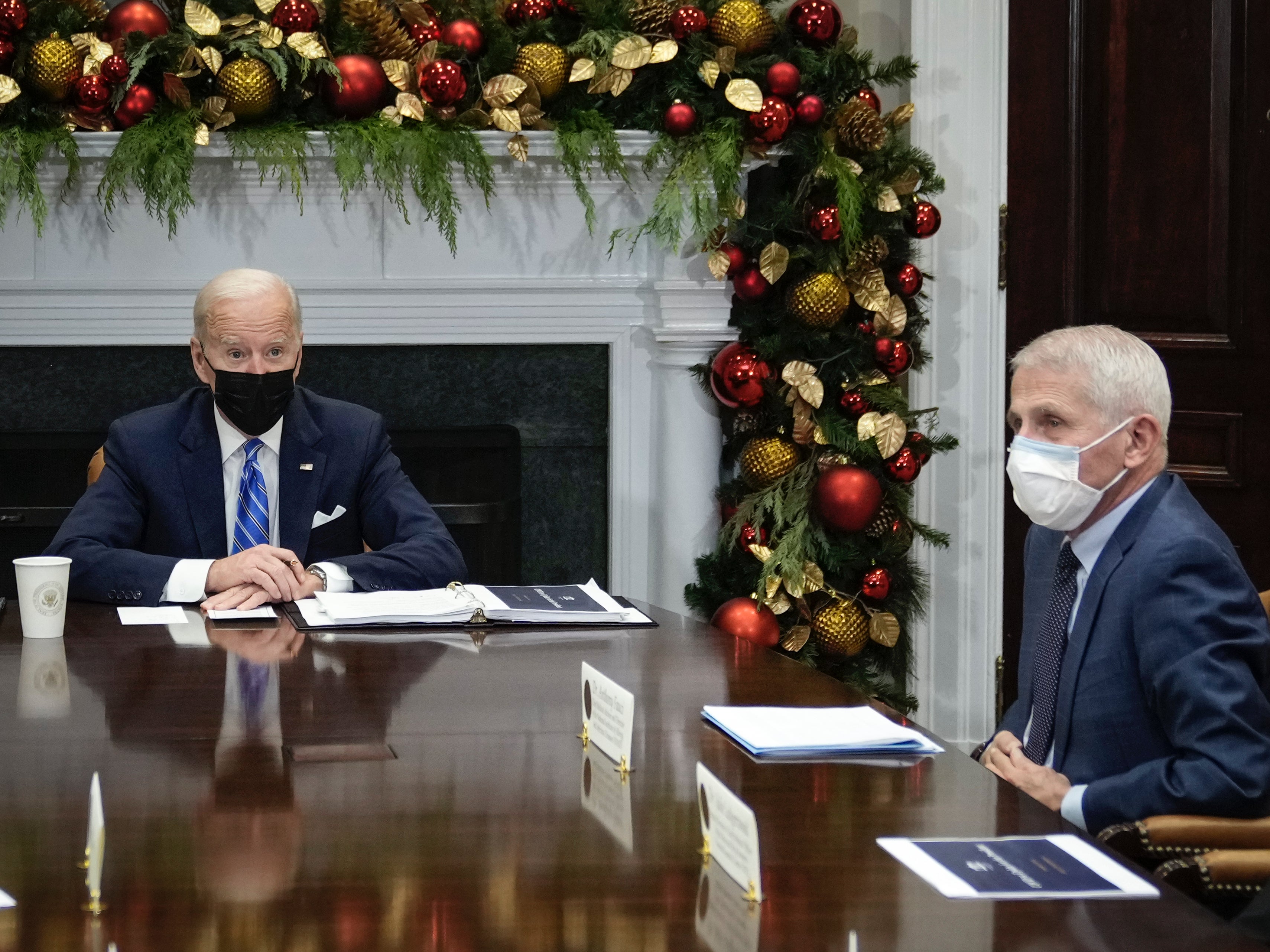 El presidente estadounidense Joe Biden habla durante una reunión con el Dr. Anthony Fauci