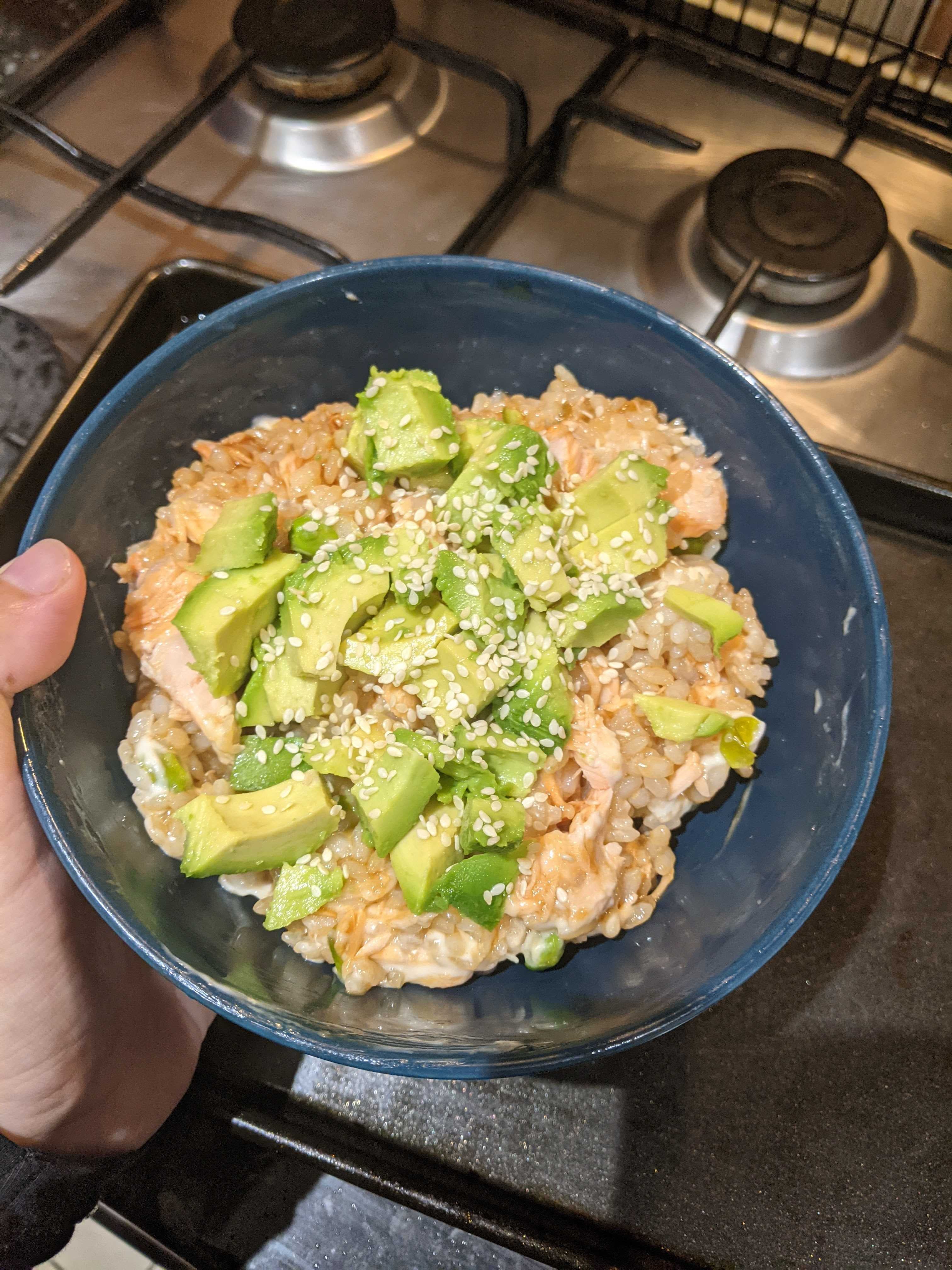El bowl de arroz con salmón de TikTok, preparado por Laura Hampson