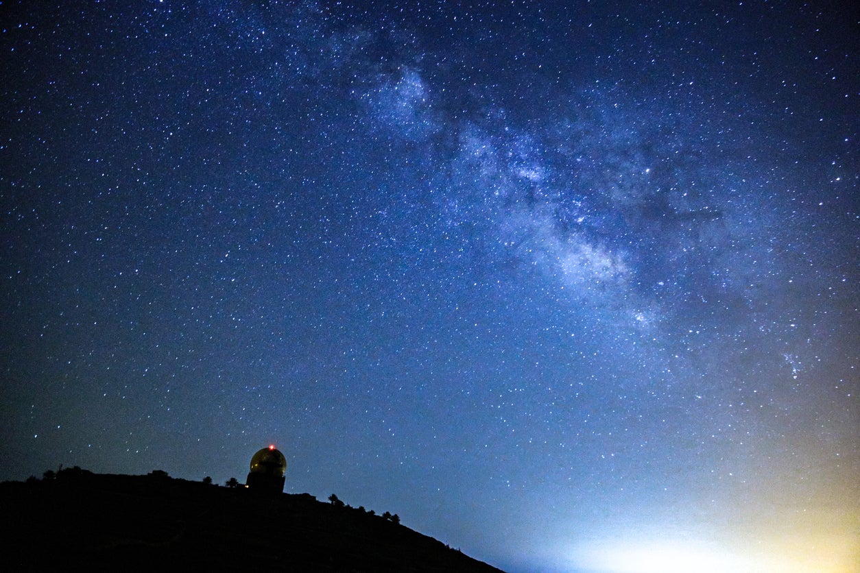 Lanzarote ofrece zonas libres de contaminación lumínica donde las estrellas brillan con una claridad inmejorable