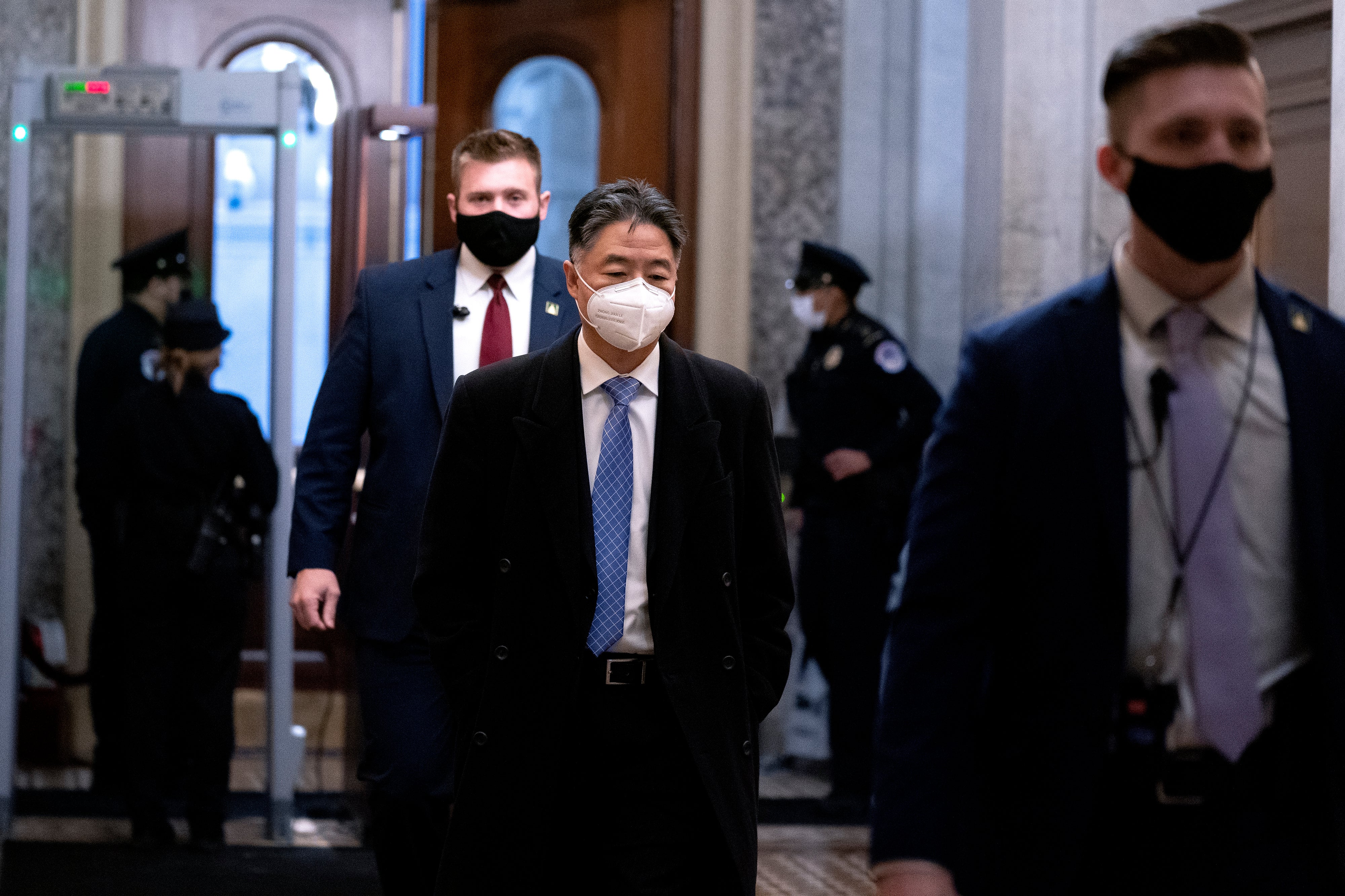 El diputado Ted Lieu llega al Senado el 13 de febrero de 2021 durante el quinto día del proceso de destitución del expresidente Donald Trump, en el Capitolio, ubicado en Washington, DC.