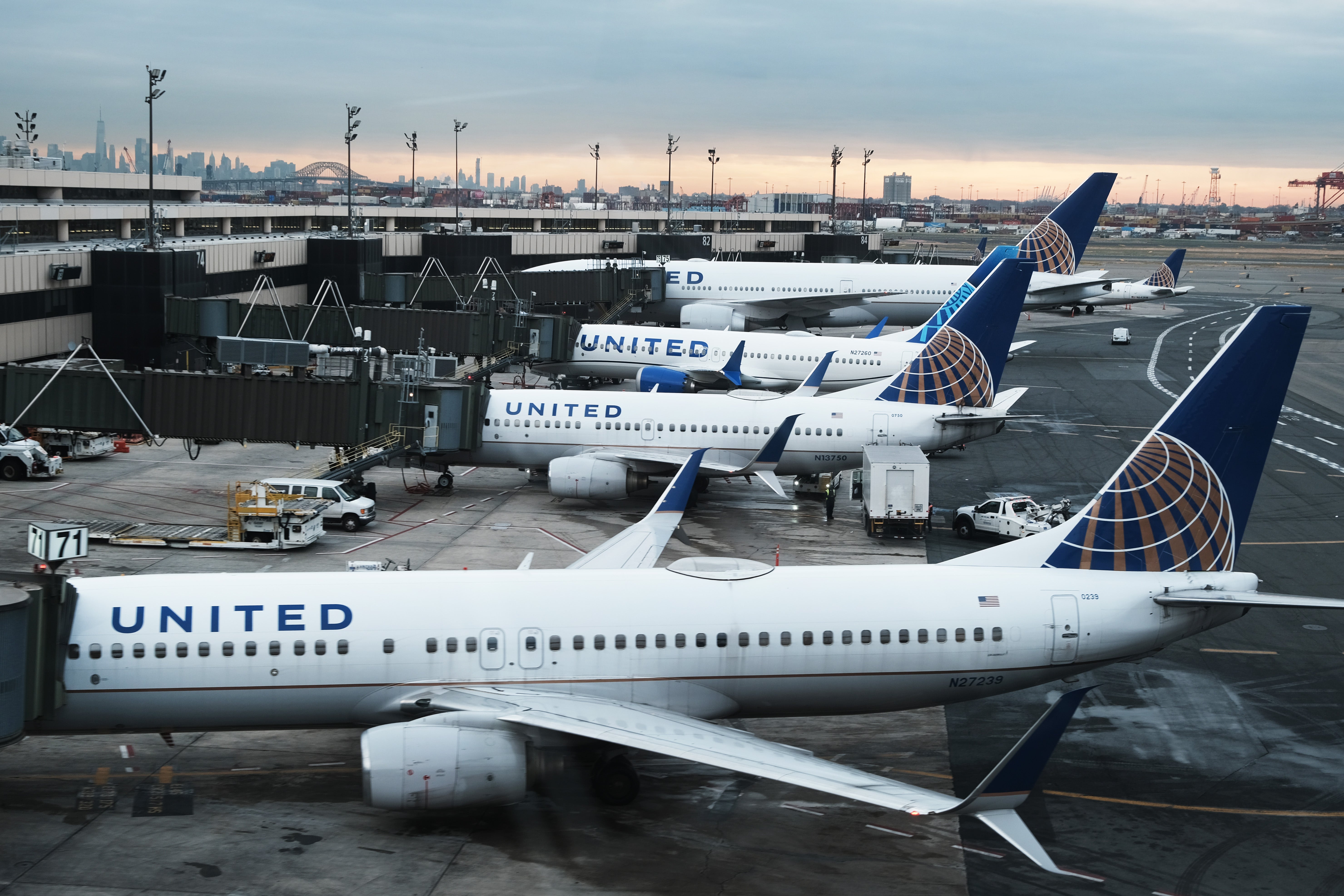 Aviones de United Airlines detenidos en la pista del Aeropuerto Internacional Newark Liberty