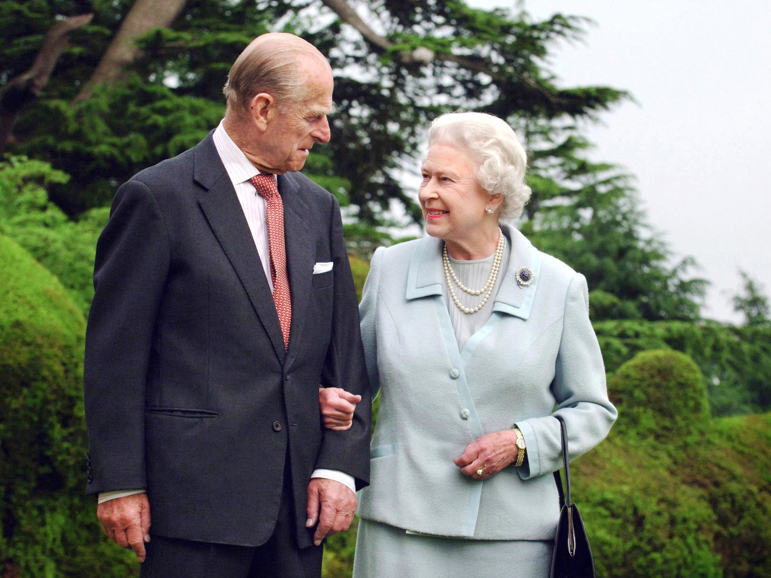 La Reina Elizabeth II y su esposo, el Duque de Edimburgo caminan por Broadlands, Hampshire, en 2007