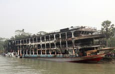 Bangladesh entierra a muertos tras incendio en ferry